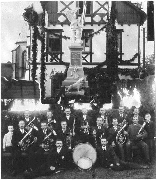 Datei:Rhm Musikverein und Kriegerdenkmal 1910.jpg