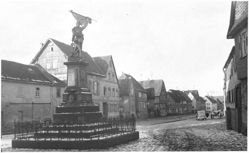 Datei:Rhm Kriegerdenkmal Rueckansicht 1930er Jahre.jpeg