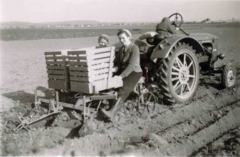 Datei:Heu Kartoffelsetzmaschine 1957.jpg